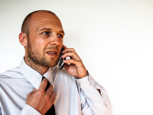 En som snakker i telefonen